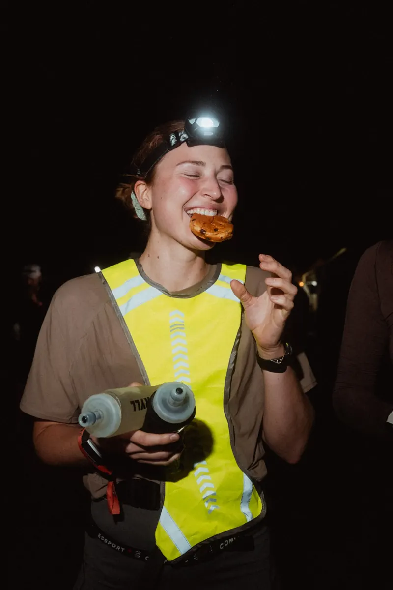 Lena lacht nachts mit Stirnlampe