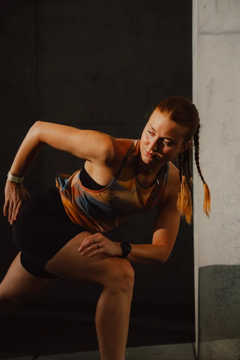 Lena beim Dehnen in einer Betonhalle